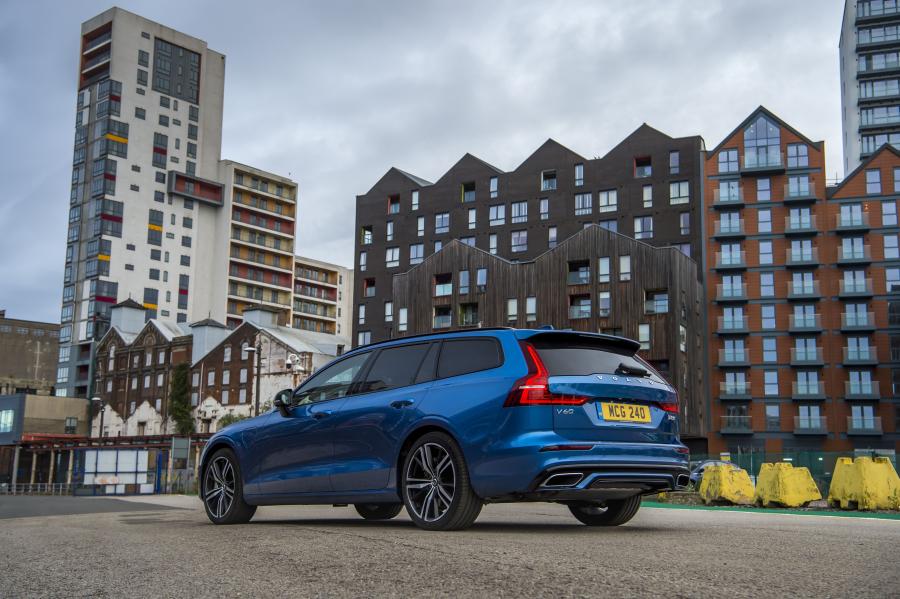  Volvo V60 T8 R-Design 2019 года  (UK) (фото 29 из 32)